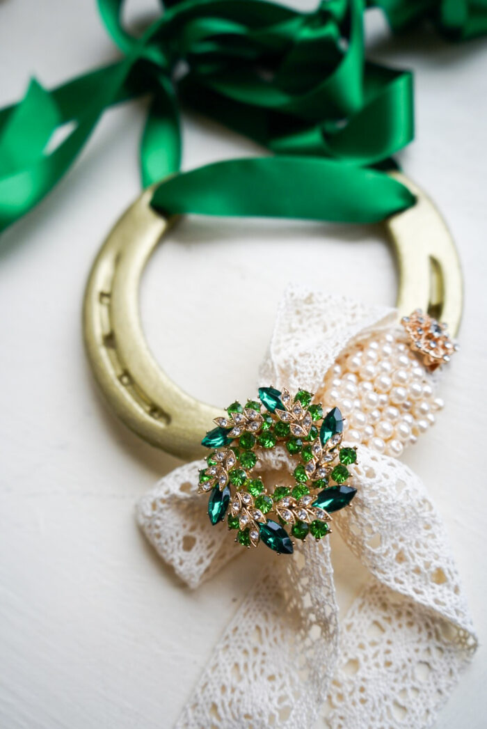 emerald wedding horse shoe