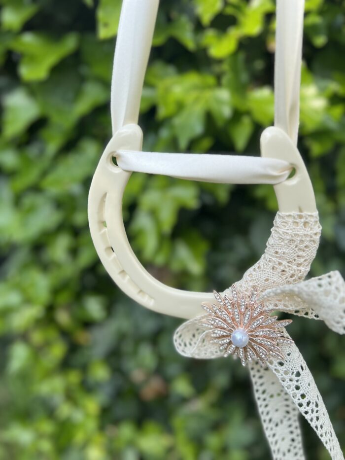 Wedding horse shoe with lace and sparkle