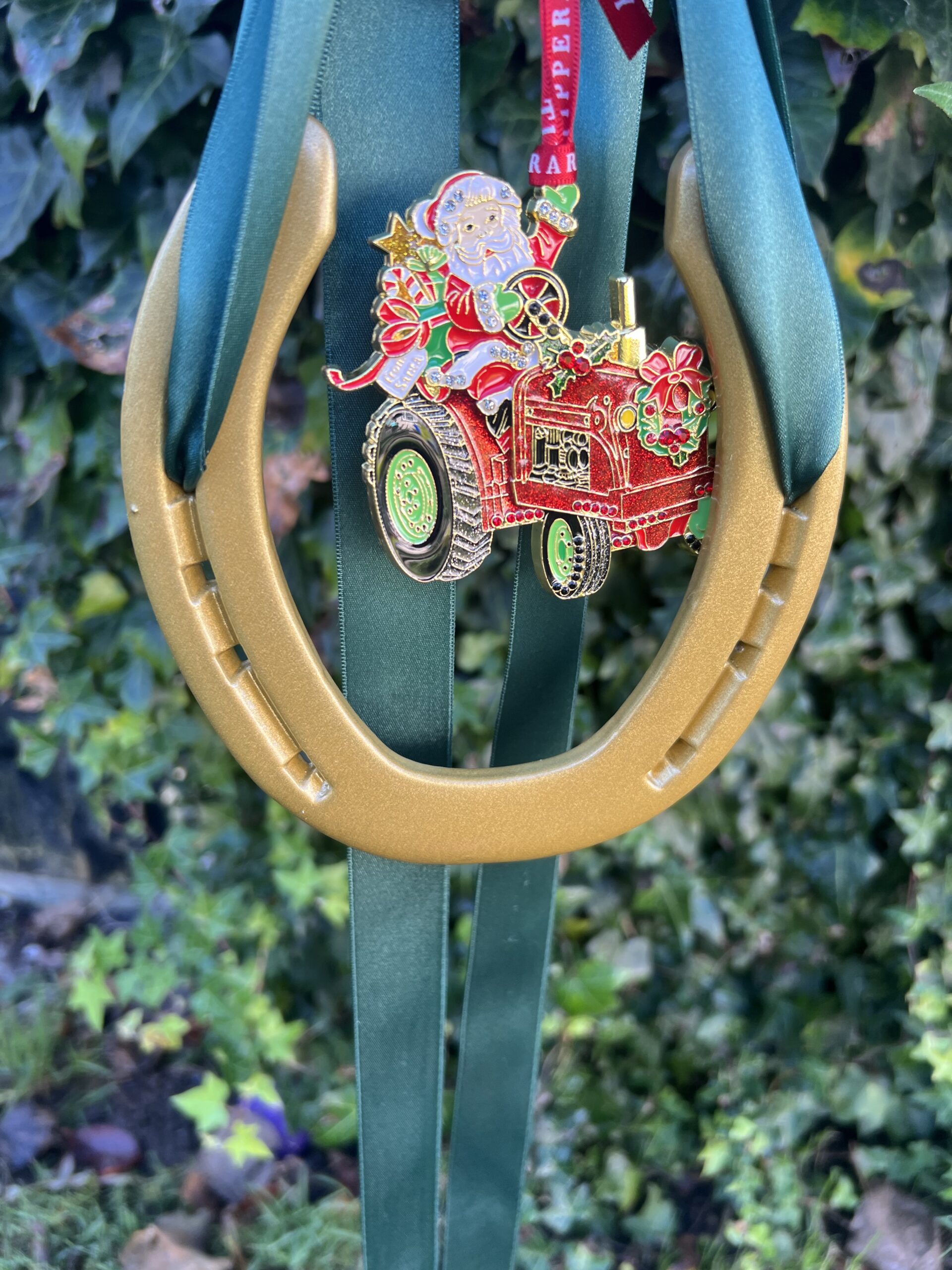 Santa on a tractor Horse Shoe gift - Image 4